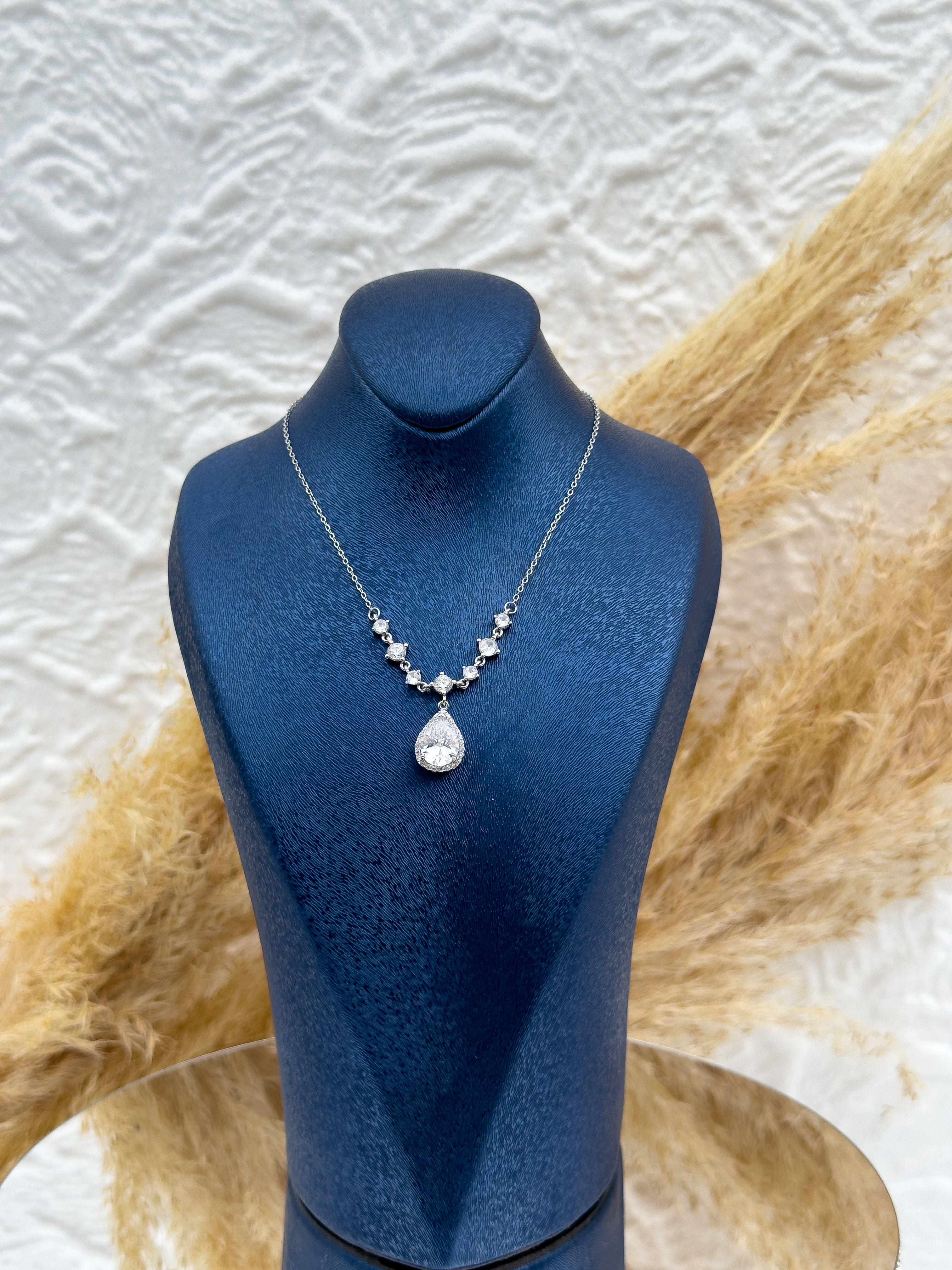 925 Ayar Gümüş Damla Kesim Pırlanta Montür Görünümlü Kadın Kolye